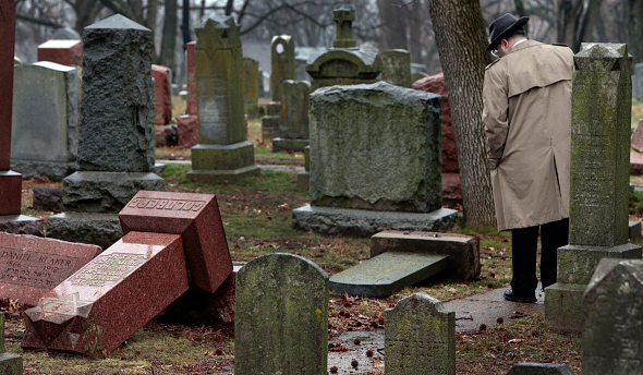 Un centenar de lápidas fueron derribadas en un cementerio judío en St. Louis, en Misuri, Estados Unidos.
