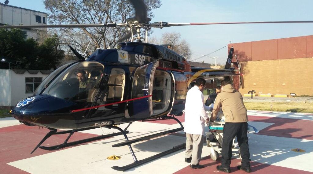 Un helicóptero del agrupamiento Cóndores traslada a una persona, quien sufrió un infarto. (Twitter @SSP_CDMX) 