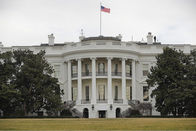 Una bandera de Estados Unidos ondea en la Casa Blanca.