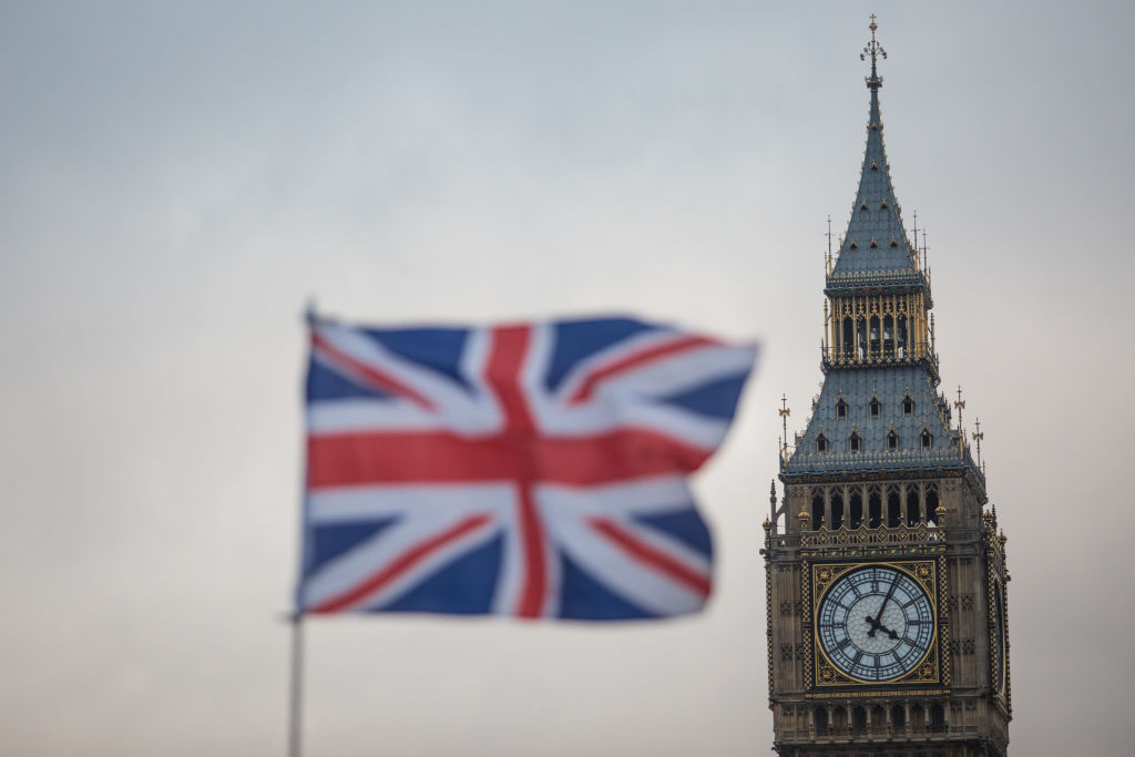 Una bandera ondea en frente de la Torre Elizabeth, comúnmente conocida como Big Ben.