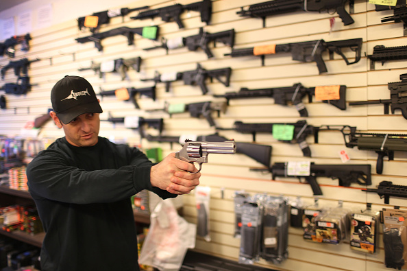 Una persona prueba una pistola en una tienda de armas en Washington.