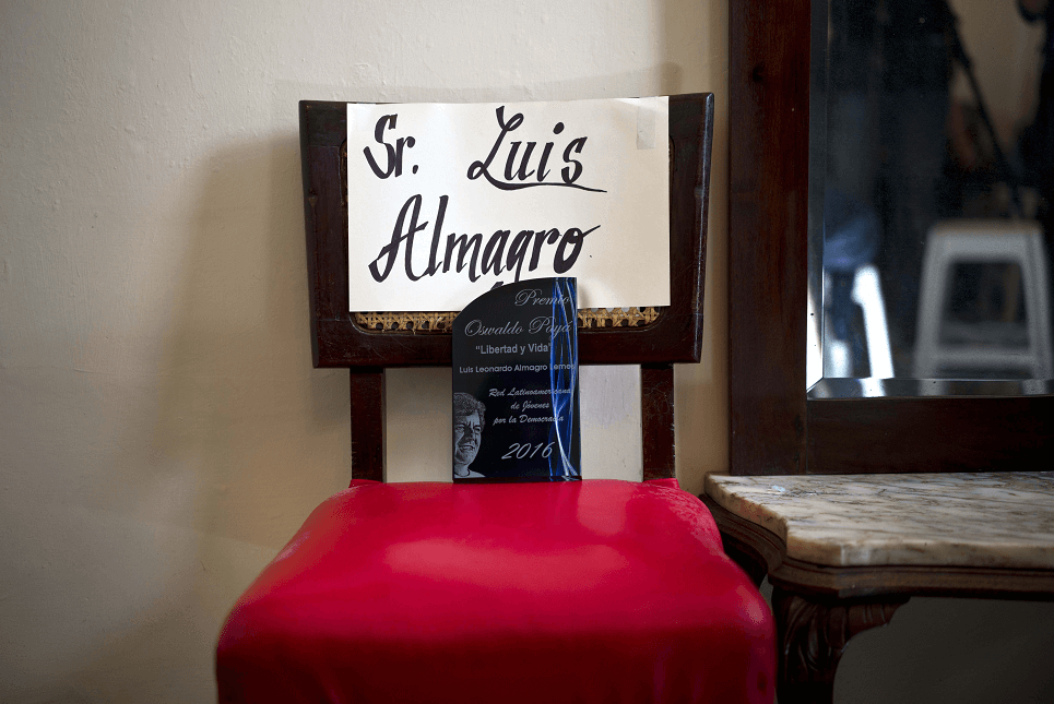 Una silla con el nombre de Luis Almagro luce vacía en Cuba luego de que La Habana negara el ingreso al titular de la OEA. (AP)