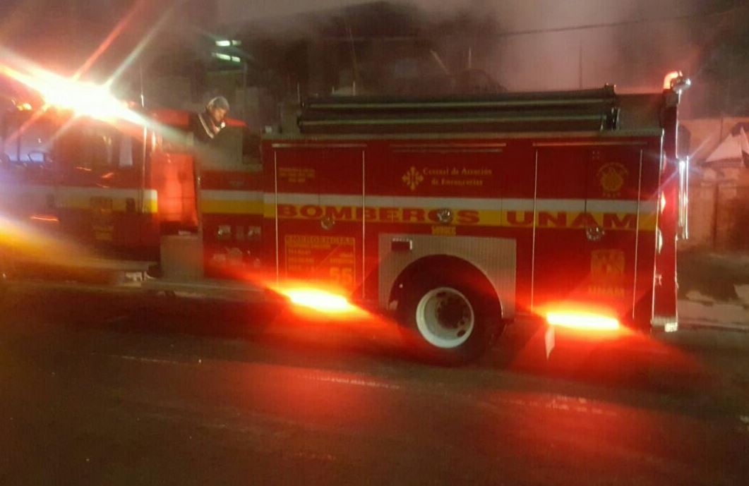 Un bombero de la UNAM resulto lesionado al caer a un desnivel de 3 metros de profundidad cuando laboraba en la extinción de las llamas (Twitter/@alertasurbanas)