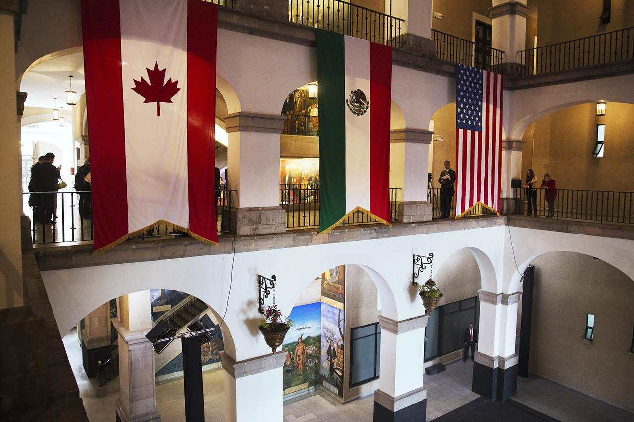 Foto ilustrativa con las banderas de Canadá, México y Estados Unidos (AP)