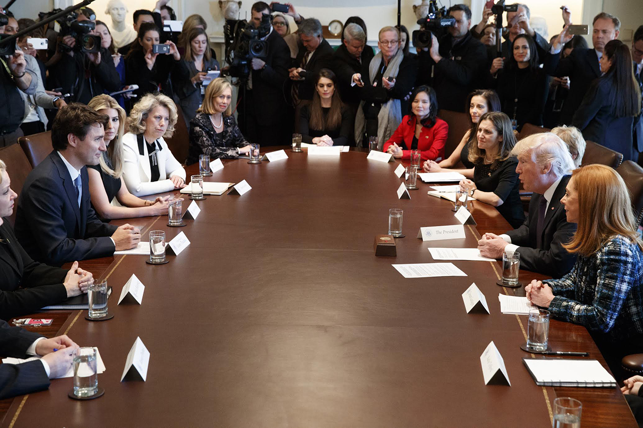 El presidente Donald Trump y el primer Ministro canadiense Justin Trudeau durante una reunión con mujeres líderes empresariales en la Casa Blanca en Washington (AP)