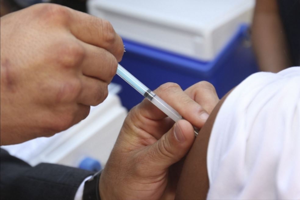 La delegación del IMSS en Nuevo León agregó que apoyó a la Secretaría de Salud estatal con 40 mil vacunas contra la influenza para mejorar la cobertura en la entidad y afirmó que cuenta con documentos sellados que lo avalan. (Notimex, archivo)