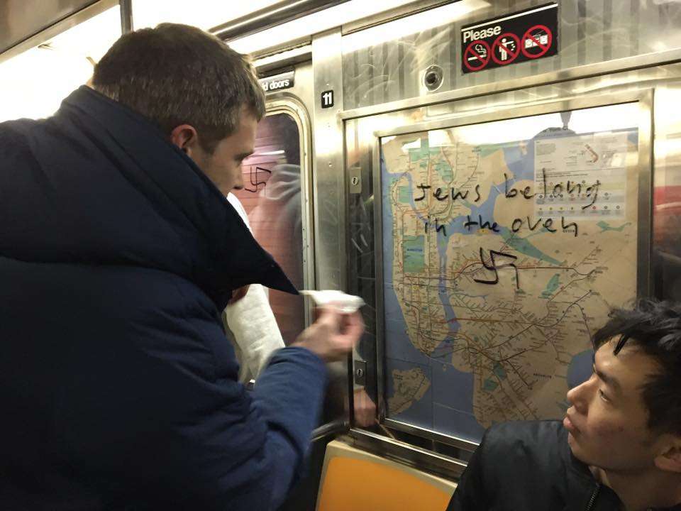 Varios neoyorkinos borraron mensajes antisemitas pintados en el metro de la ciudad.
