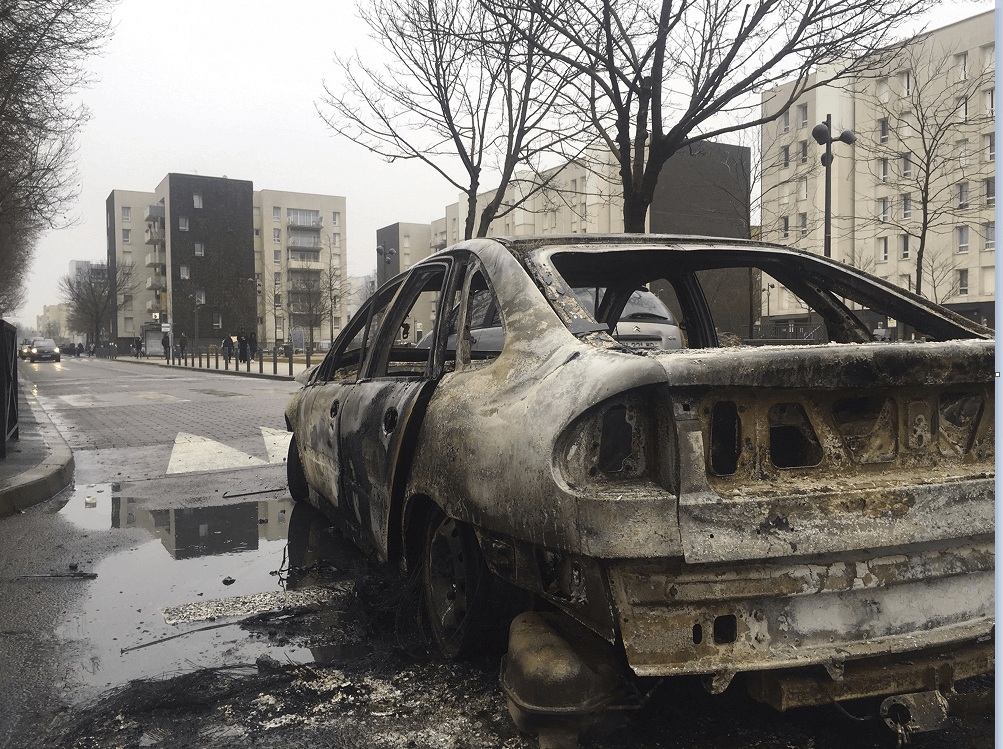 Varios vehículos fueron incendiados durante las protetas en la periferia de París, Francia. (AP)