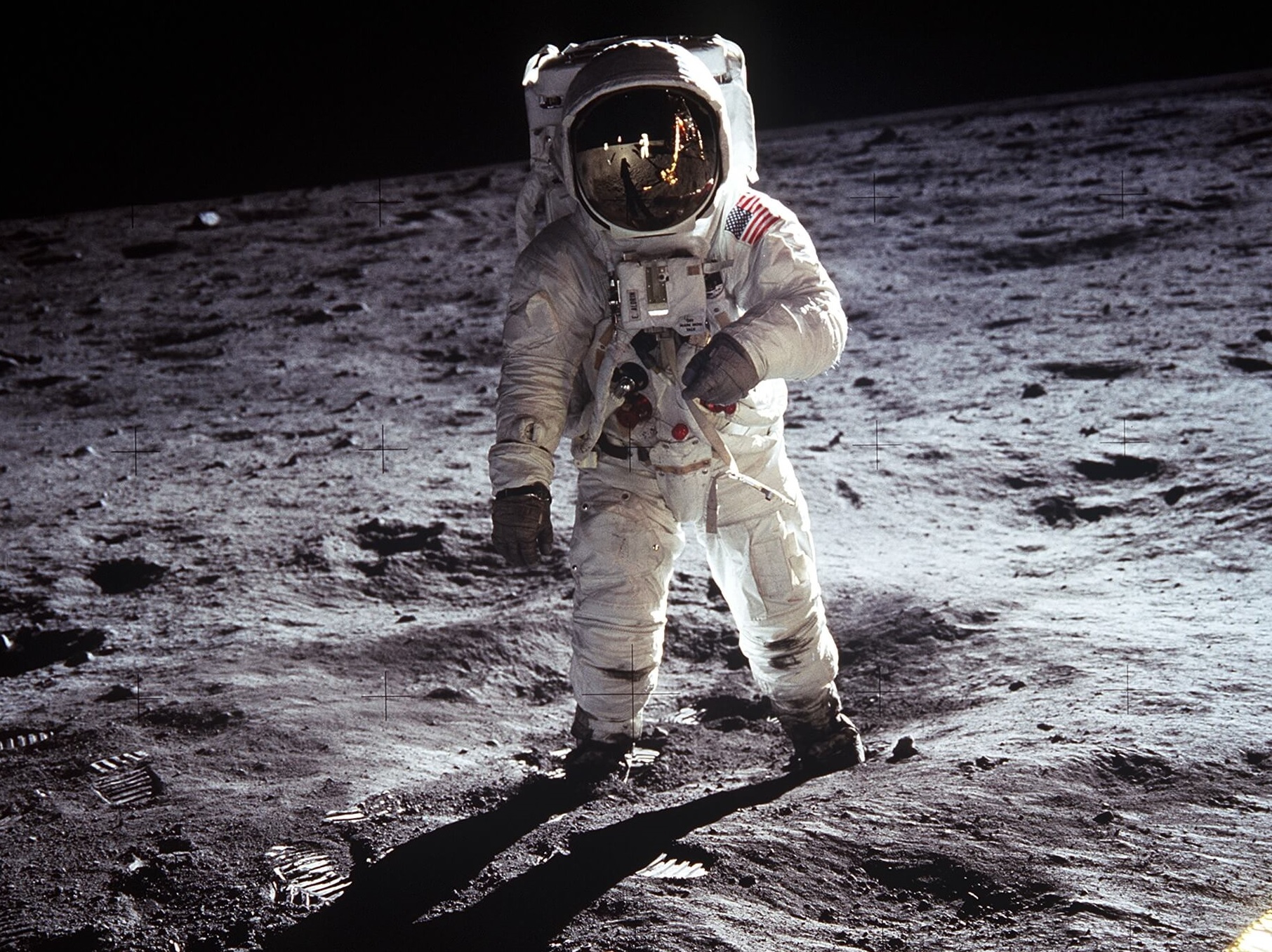 El astronauta Edwin E. Aldrin Jr. camina cerca del módulo lunar durante la actividad extravehicular de Apolo 11, el 20 de julio de 1969 en la Luna. (Getty Images/archivo)