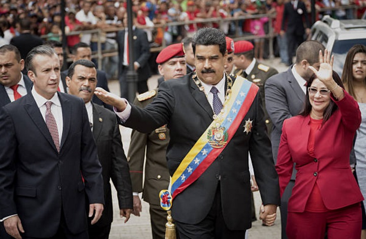 Nicolás Maduro, presidente de Venezuela, acompañado por su esposa Cilia Flores, a la derecha, y Tareck El Aissami, vicepresidente de la nación sudamericana (Getty Images/archivo)