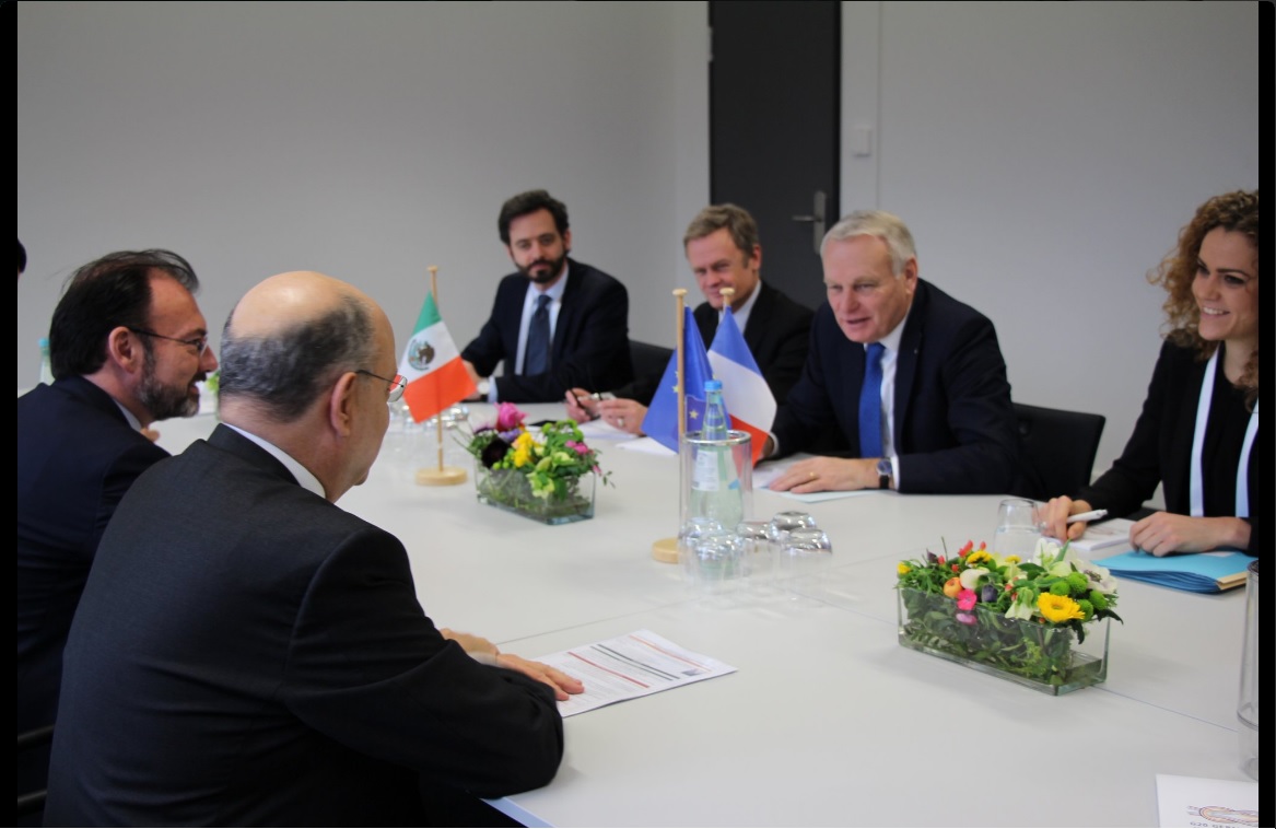 El canciller Luis Videgaray se reúne con diplomáticos de varios países durante la reunión de ministros de Relaciones Exteriores en Bonn, Alemania