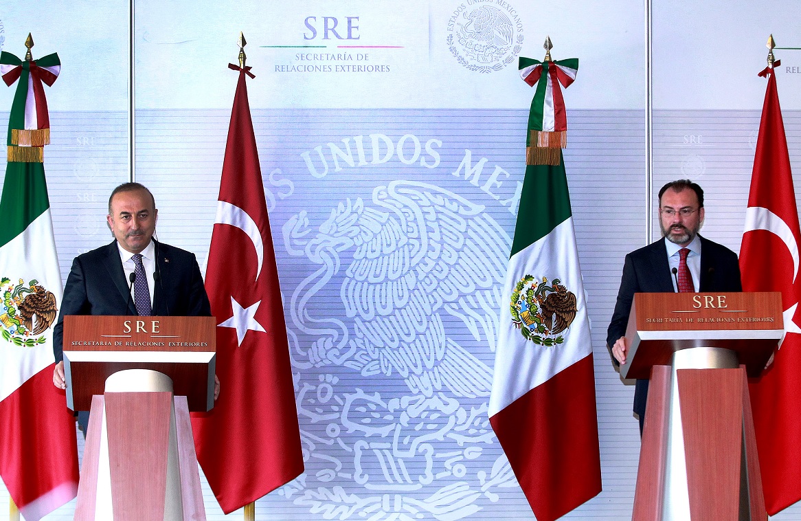 Durante su primera visita oficial a México, el ministro de Asuntos Exteriores de Turquía, Mevlüt Çavusoglu, agradeció a México por apoyar a Turquía en sus esfuerzos por ayudar a pueblos vulnerables