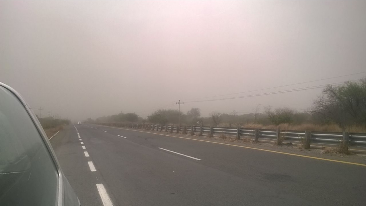 Fuerte viento provoca tolvaneras en la autopista Guadalajara-Colima; la vía fue cerrada por la poca visibilidad