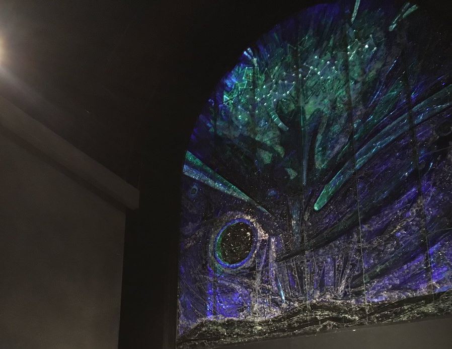 Vitral 'El Universo', de Rufino Tamayo en el Planetario Alfa de Nuevo León. (Twitter @planetarioalfa, Archivo)