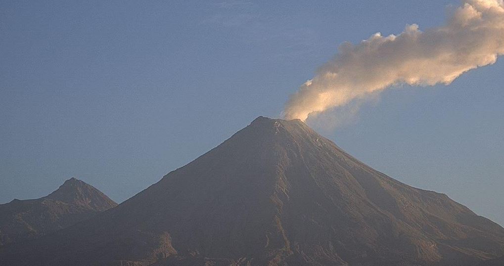 Volcán de Colima emite exhalación de mil 500 metros de altura. (Twitter7@webcamsdemexico)