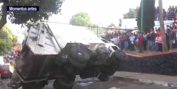 Un camión recolector de basura volcó en la zona centro de la delegación Cuajimalpa. (Noticieros Televisa)