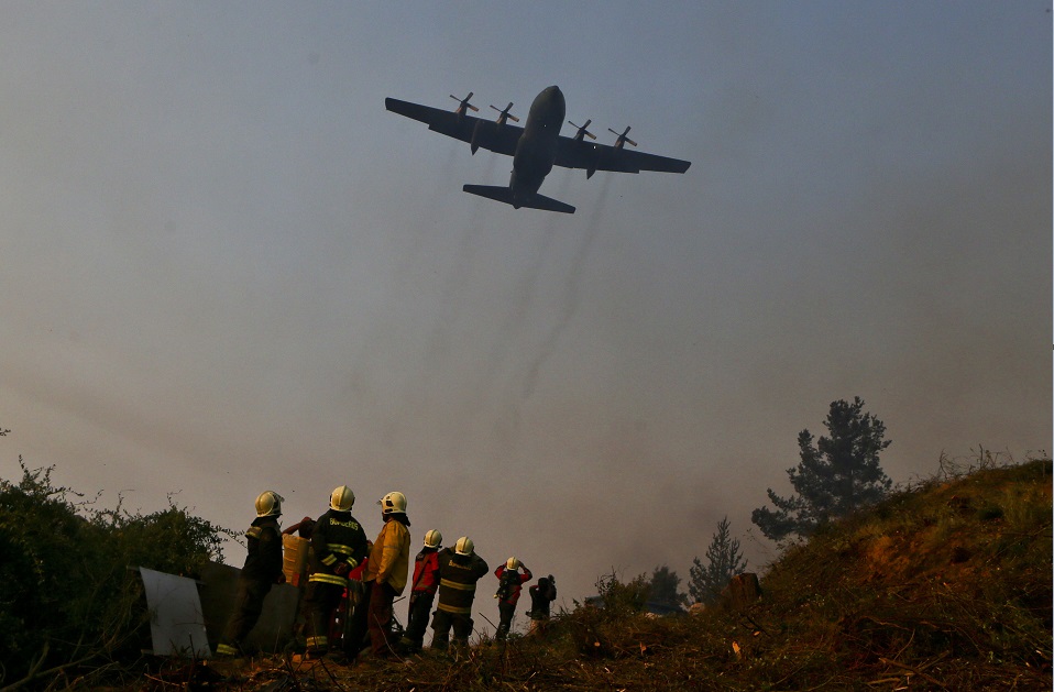 Un avión brasileño acude a combatir los incendios que se registran en Chile; más de 18 mil efectivos luchan contra el fuego