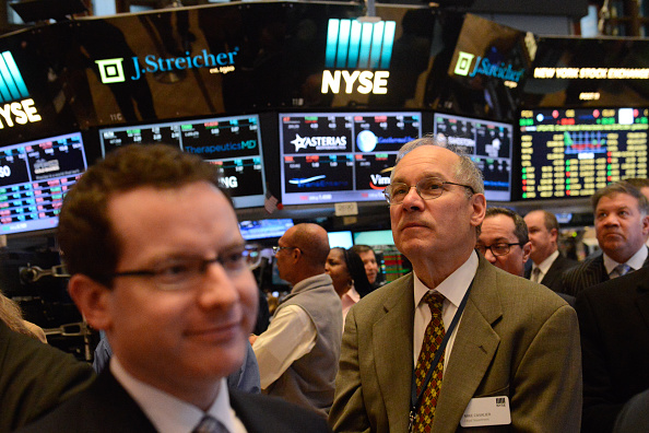 Operadores durante la apertura de sesión en Wall Street (Getty Images)