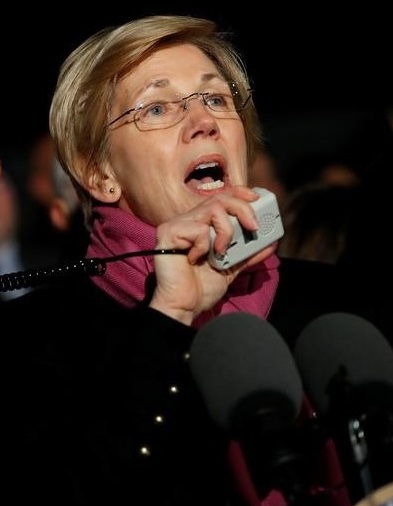 La senadora Elizabeth Warren habla durante una manifestación contra Donald Trump