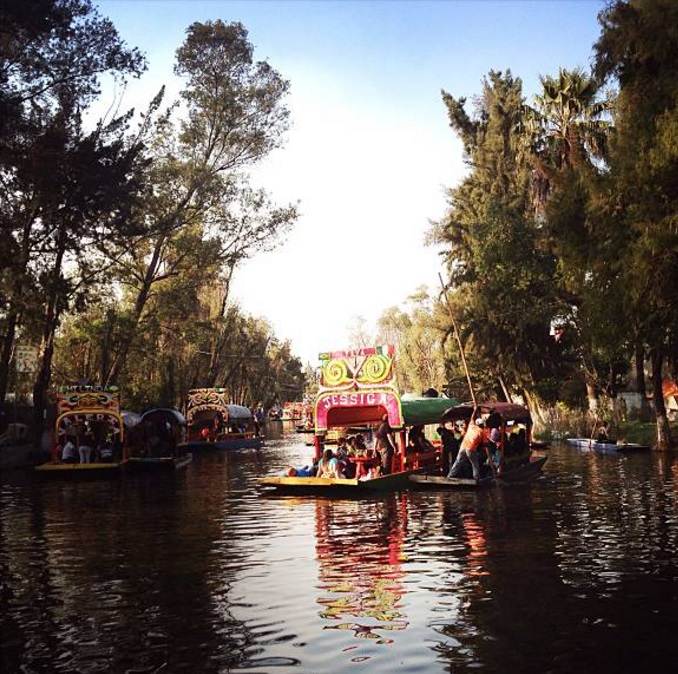 Trajineras navegan en los canales de Xochimilco, la "Venecia Mexicana", en la Ciudad de México (Getty Images)