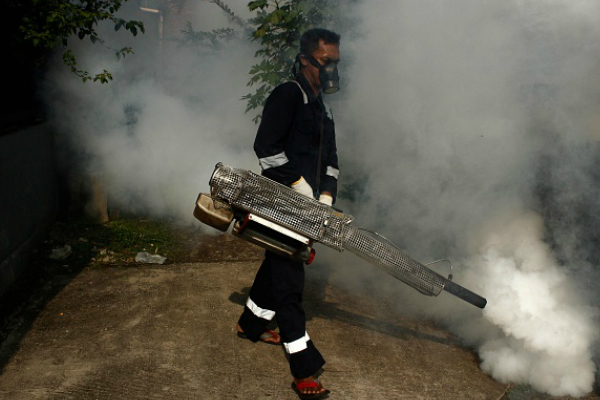 Un hombre realiza una fumigación contra los mosquitos transmisores de la enfermedad del Zika. (Getty Images/Archivo)