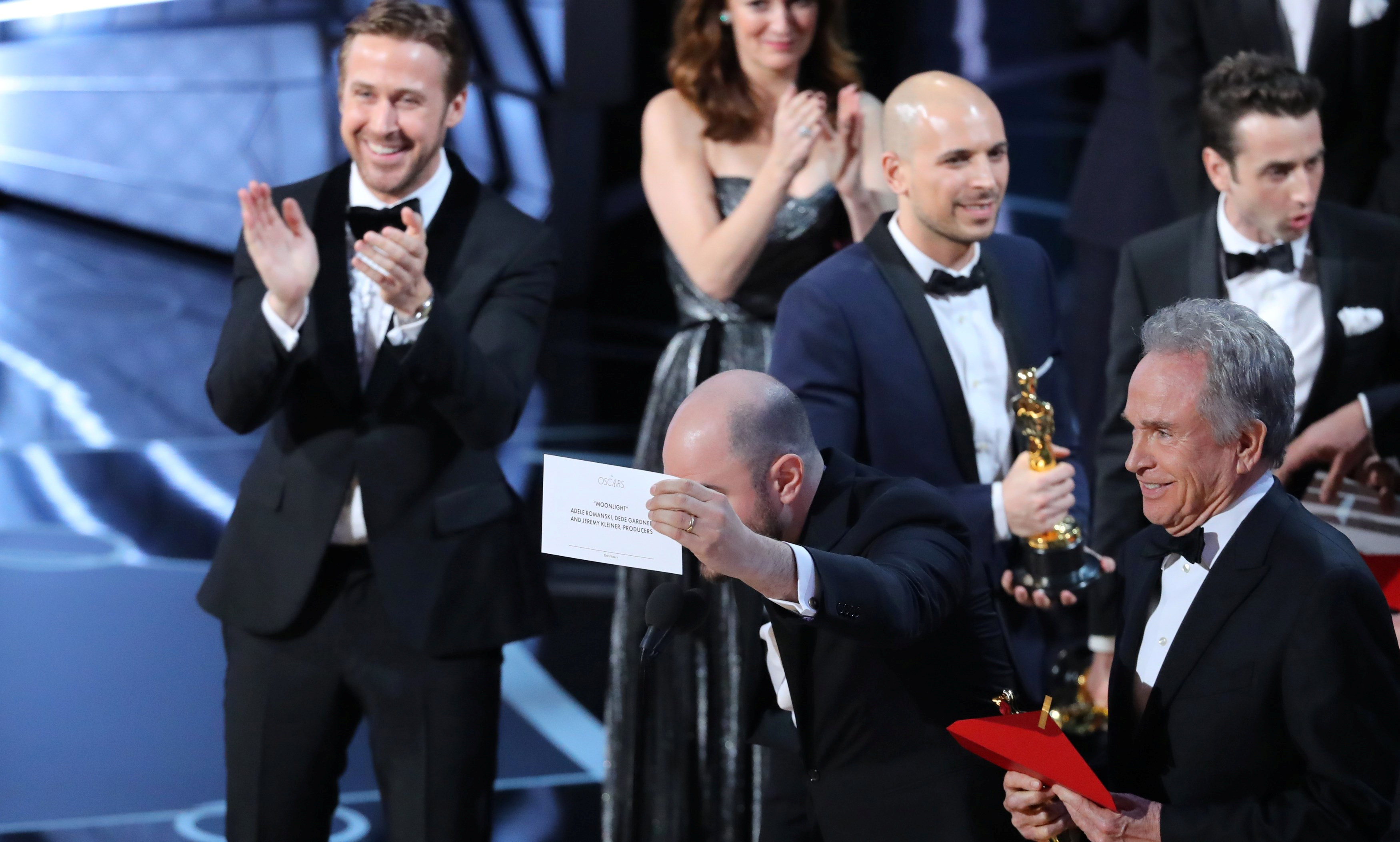 El productor Jordan Horowitz muestra la tarjeta que contienen el nombre de la película ganadora a su derecha está el presentador Warren Beatty que erróneamente dijo el nombre de otra película. (Reuters)