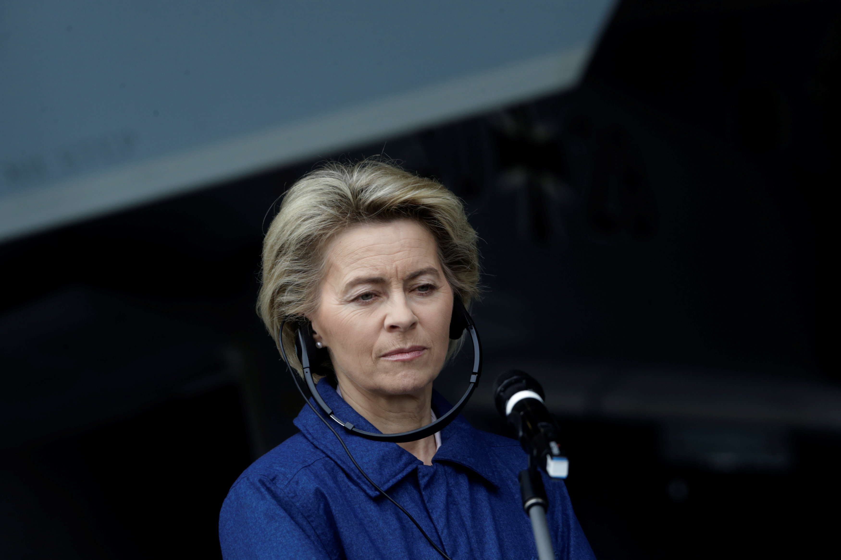La ministra alemana de Defensa, Ursula von der Leyen, escucha a los medios de comunicación en la base aérea de Amari, Estonia. (Reuters)