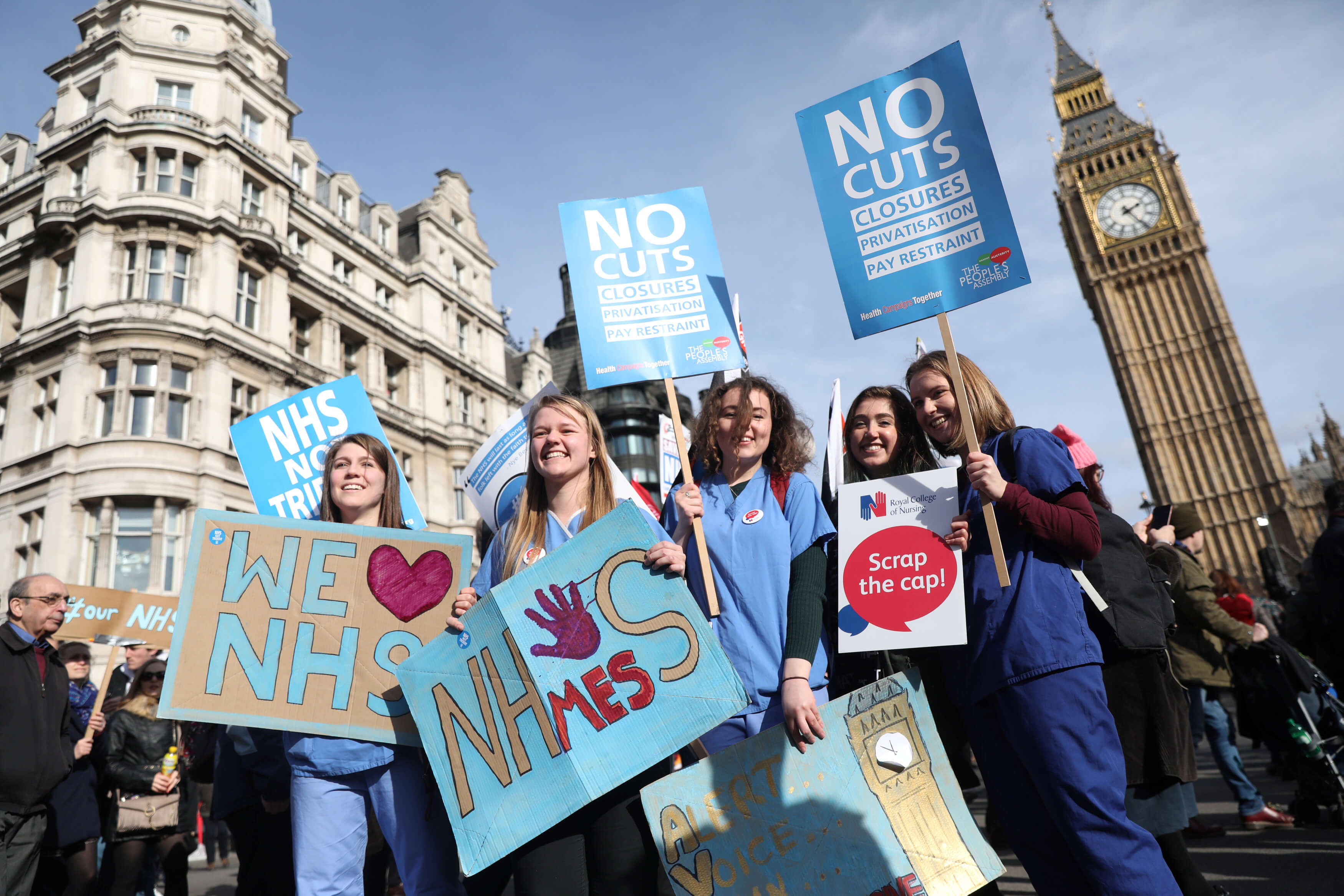 Miles de personas participaron en una manifestación para exigir más fondos para el Servicio Nacional de Salud de Gran Bretaña (NHS). (Reuters)