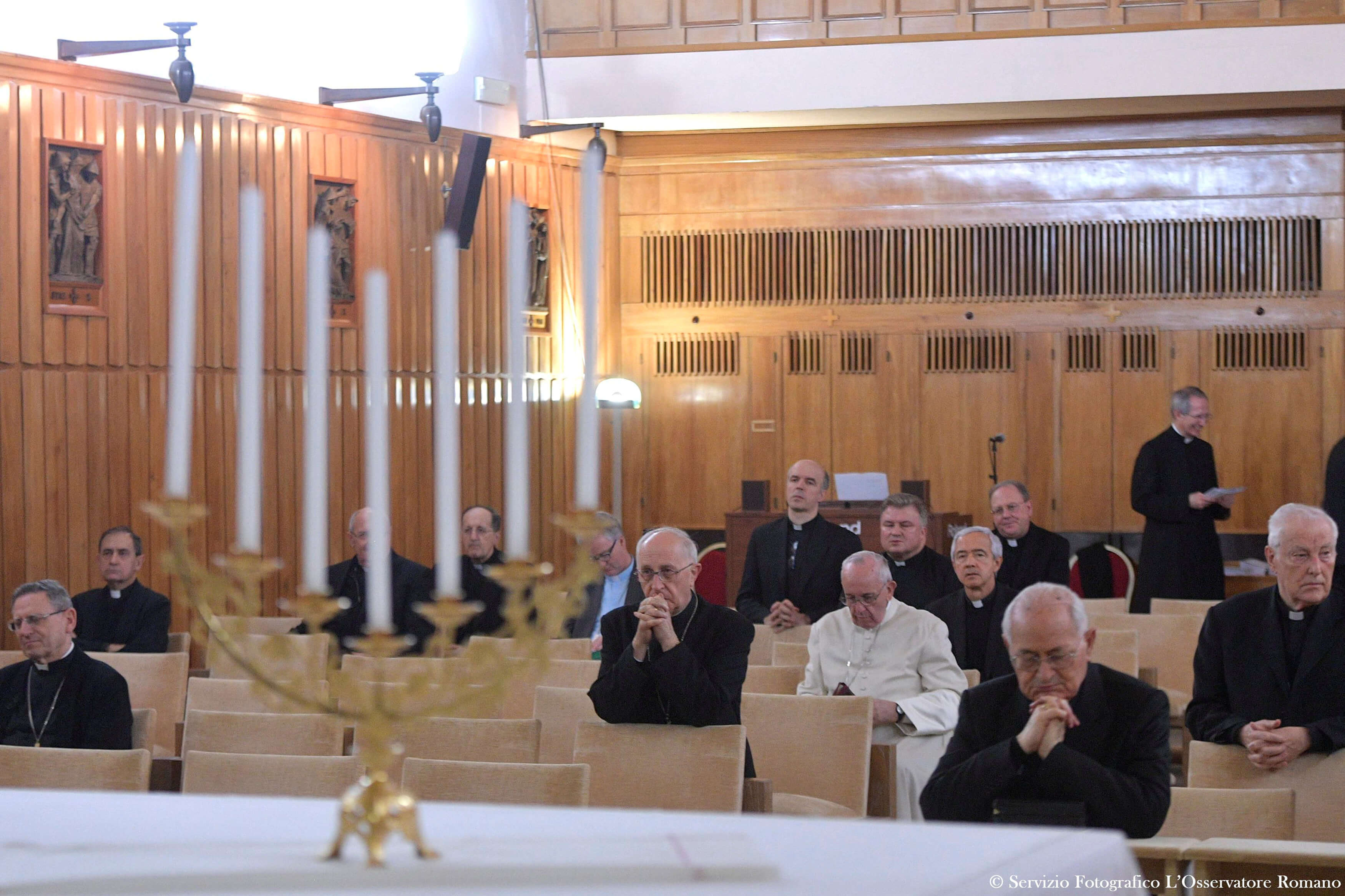 El papa Francisco se sienta en una capilla mientras participa en ejercicios espirituales para la Cuaresma en la Casa del Divino Maestro en Ariccia, al sur de Roma, Italia. (AP/archivo)