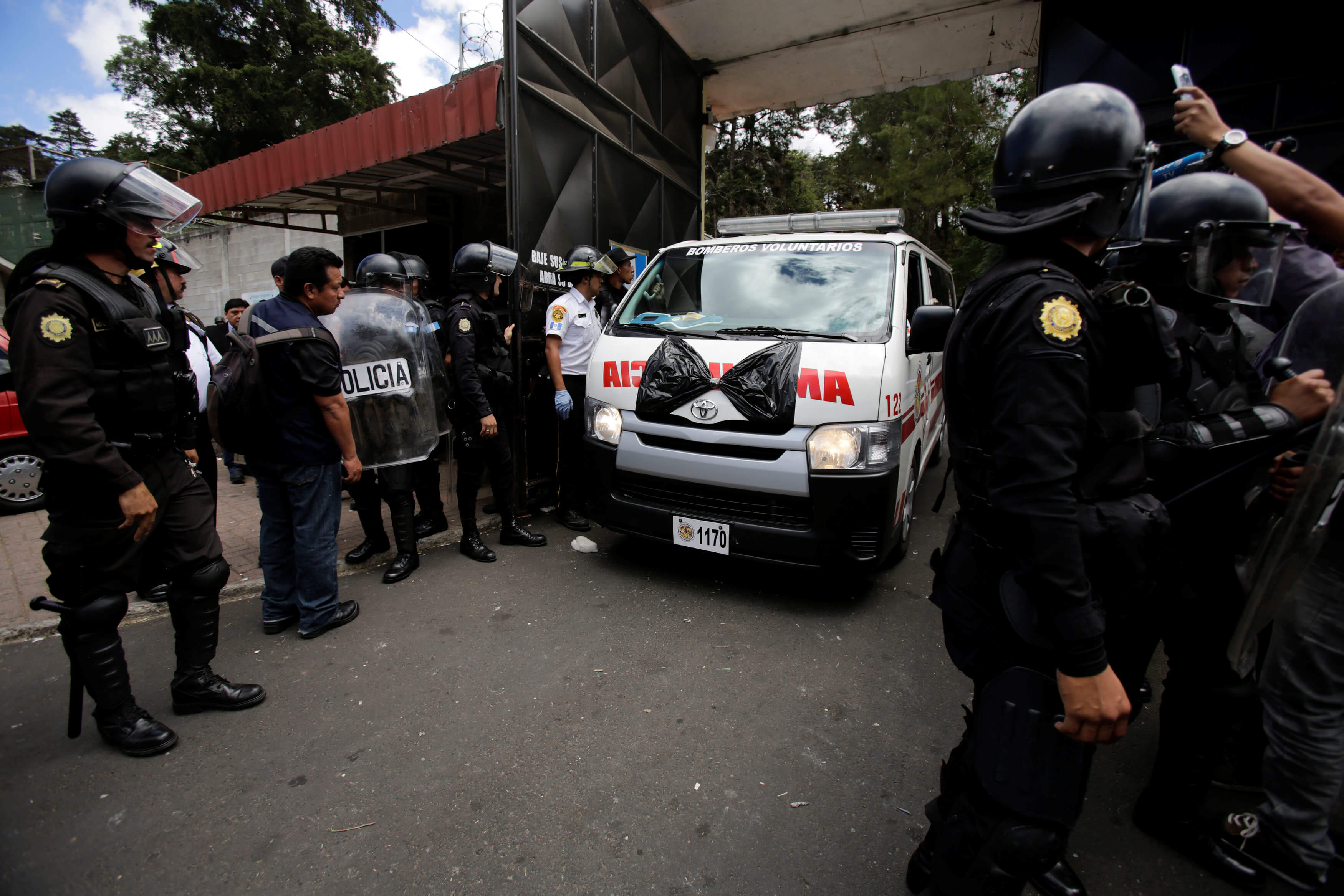 Una ambulancia saca los restos de las niñas fallecidas en un incendio en un albergue en Guatemala (Reuters)