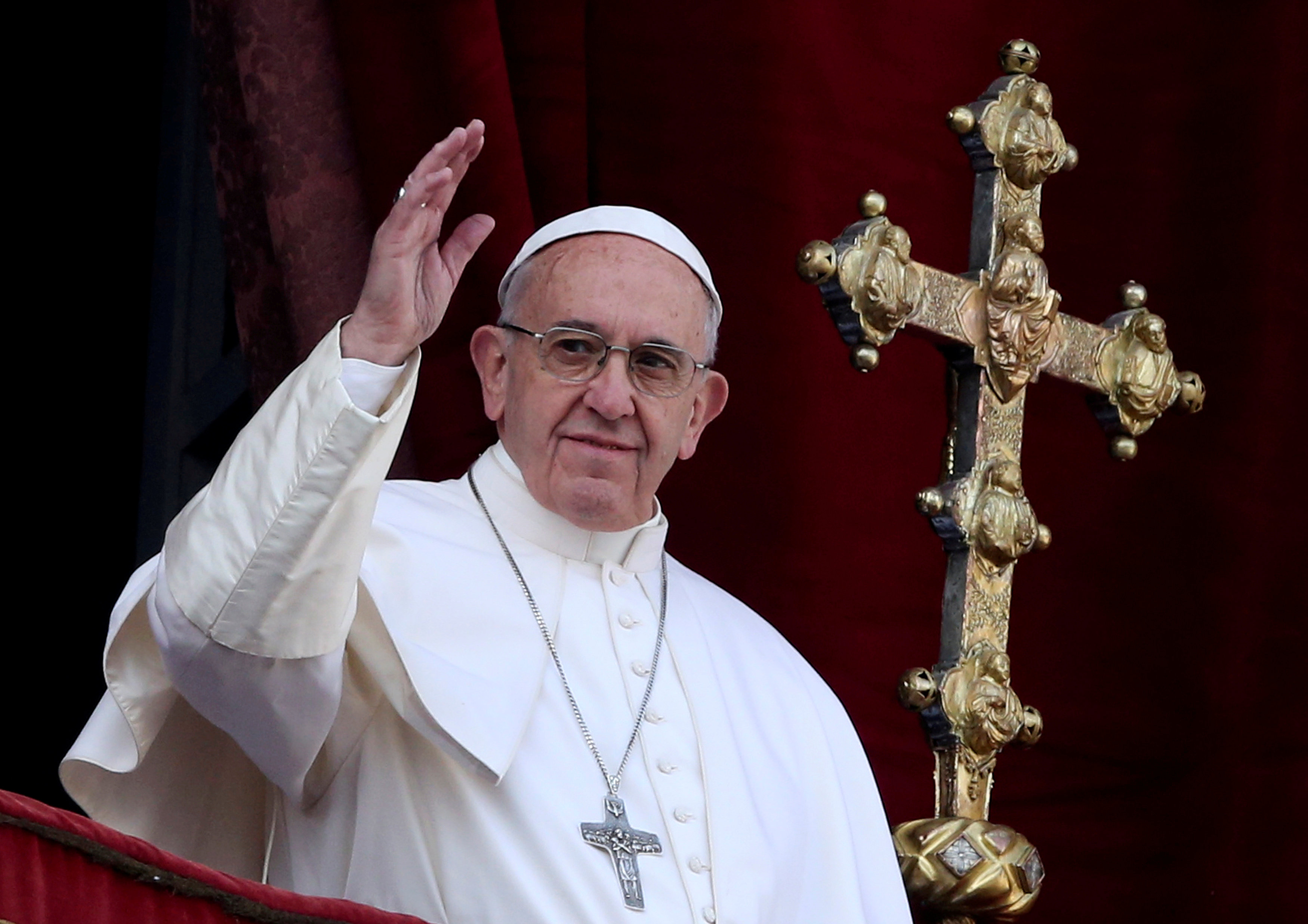 El papa Francisco en el balcón de la Plaza de San Pedro en el Vaticano (Reuters)
