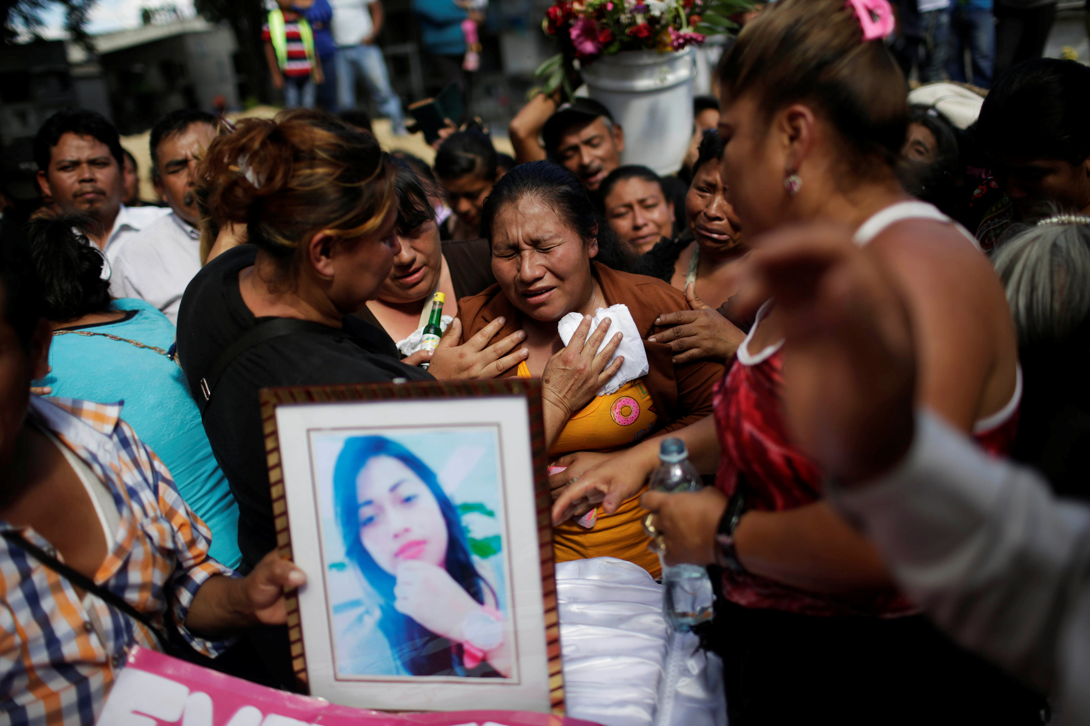 Una mujer llora durante el funeral de Siona Hernández, víctima de un incendio en el refugio de niños Virgen de Asunción, en Guatemala. (REUTERS)