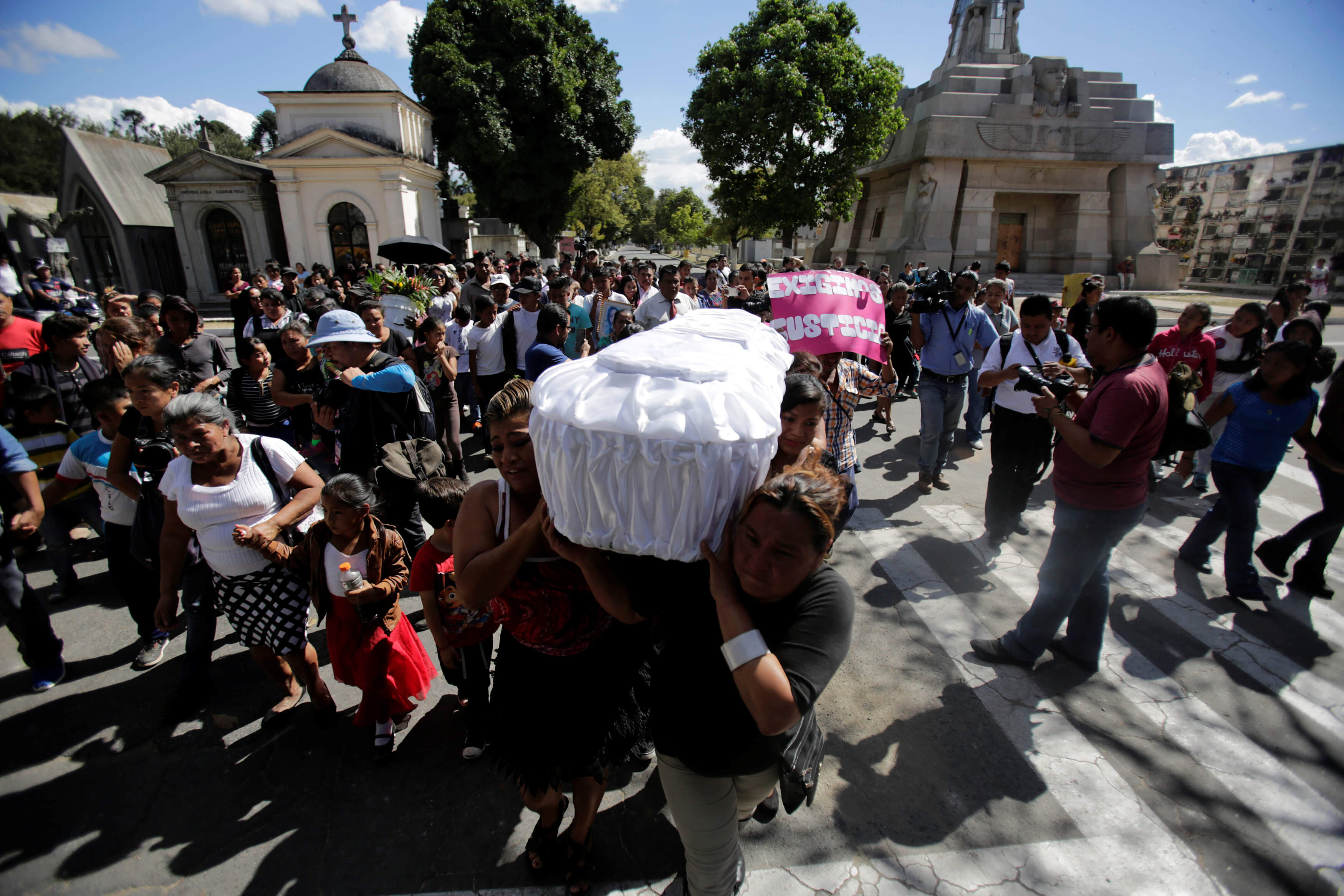 Amigos y familiares asisten al funeral de una de las niñas, víctima del incendio en el albergue infantil Virgen de Asunción, en Guatemala.(Reuters)