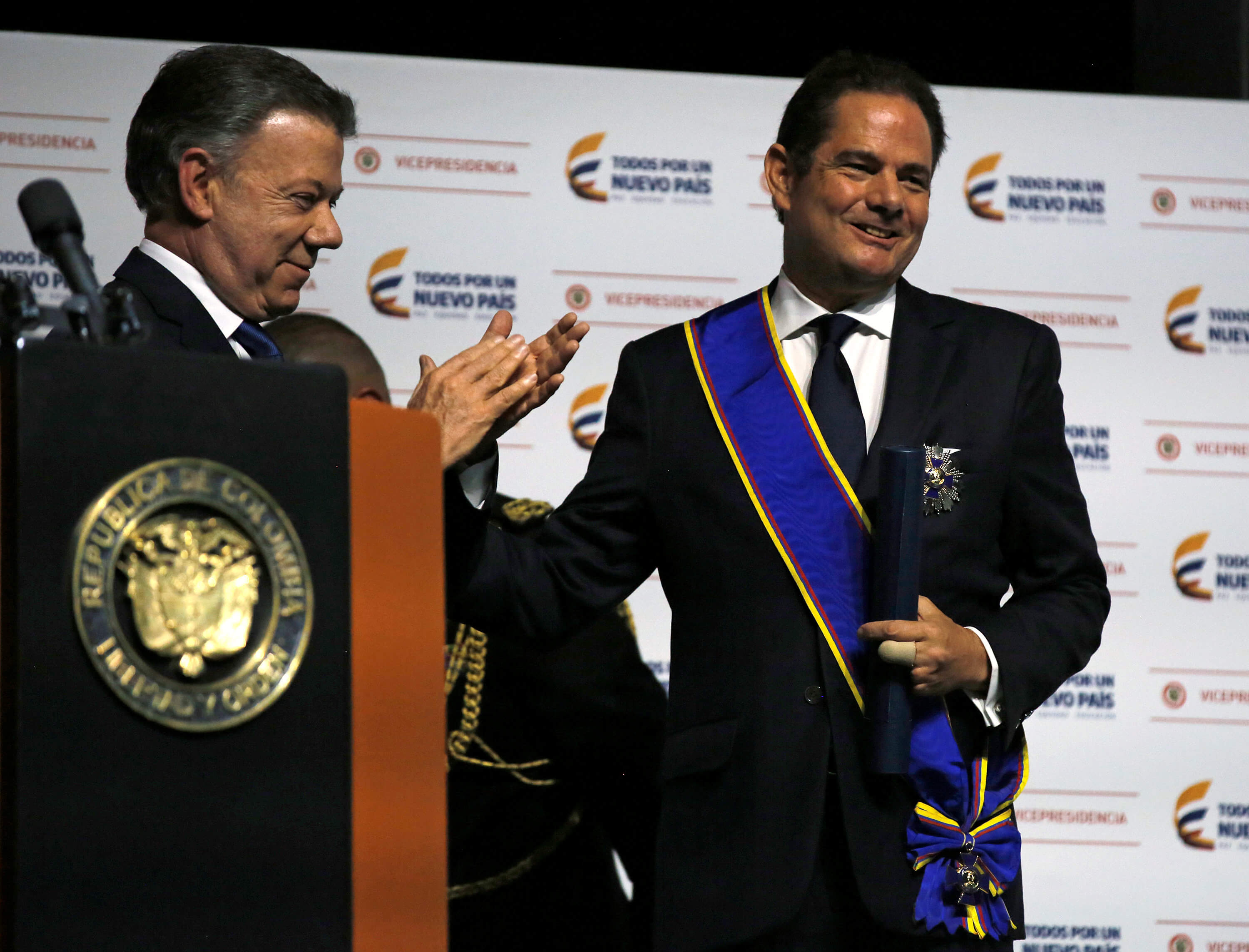 El presidente colombiano Juan Manuel Santos aplaude al vicepresidente de Colombia, Germán Vargas Lleras, en Bogotá, Colombia. (Reuters)