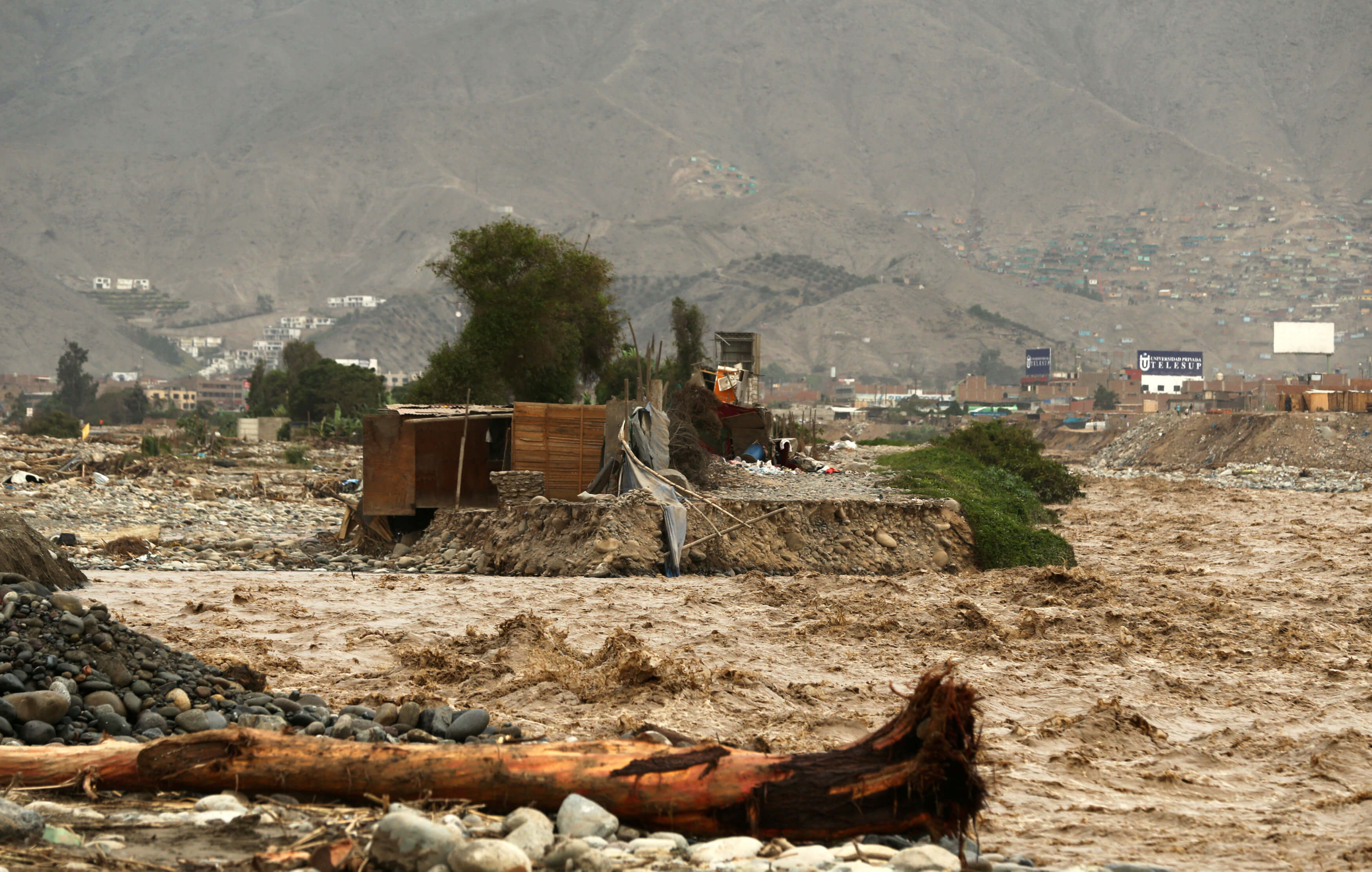 Una casa destruida se ve al lado del río Rimac tras las lluvias torrenciales que han causado inundaciones y destrucción generalizada en Huachipa, Lima. (Reuters)