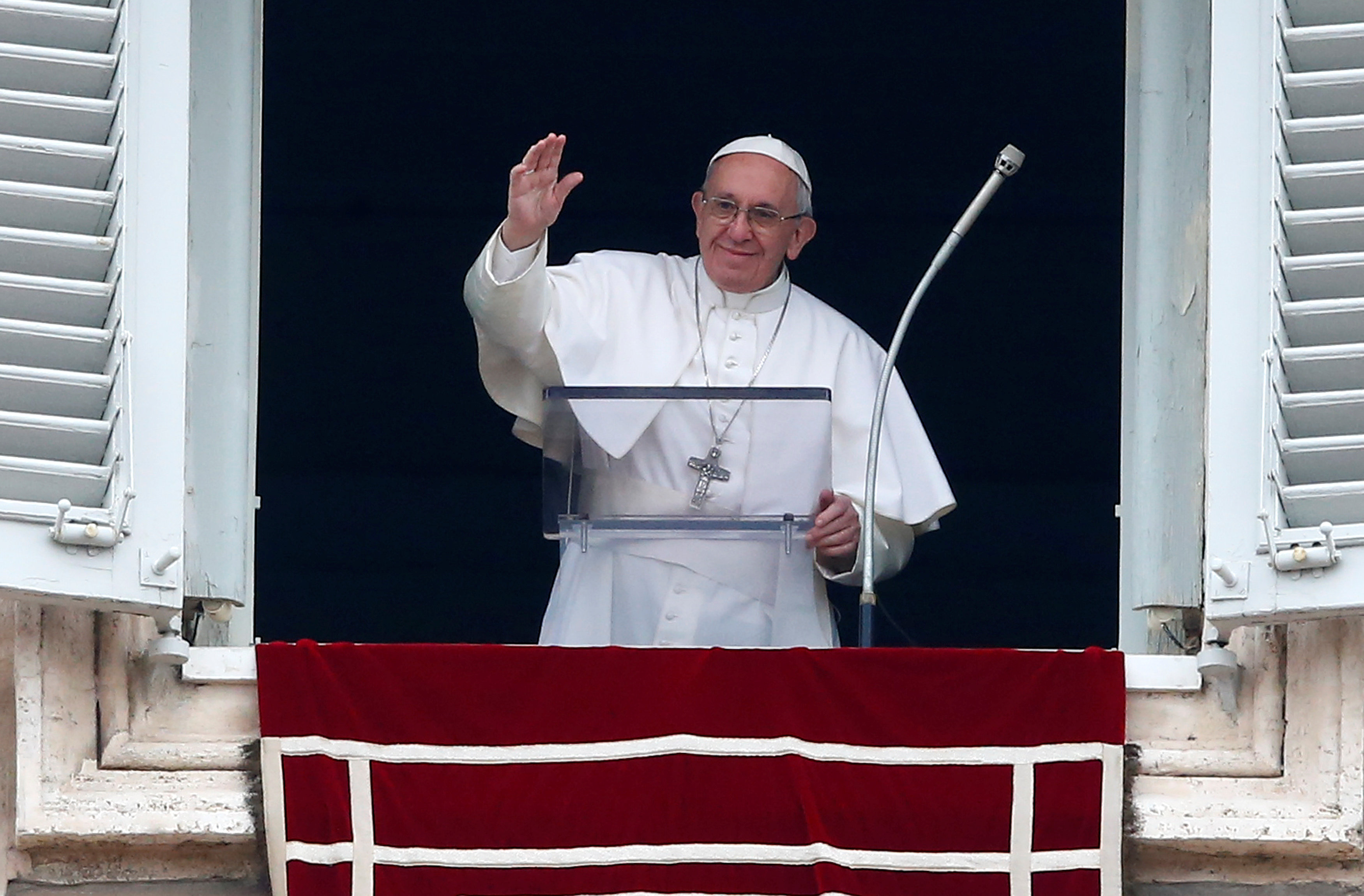 El papa Francisco durante la oración del Ángelus en la Plaza de San Pedro, en el Vaticano. (Reuters)