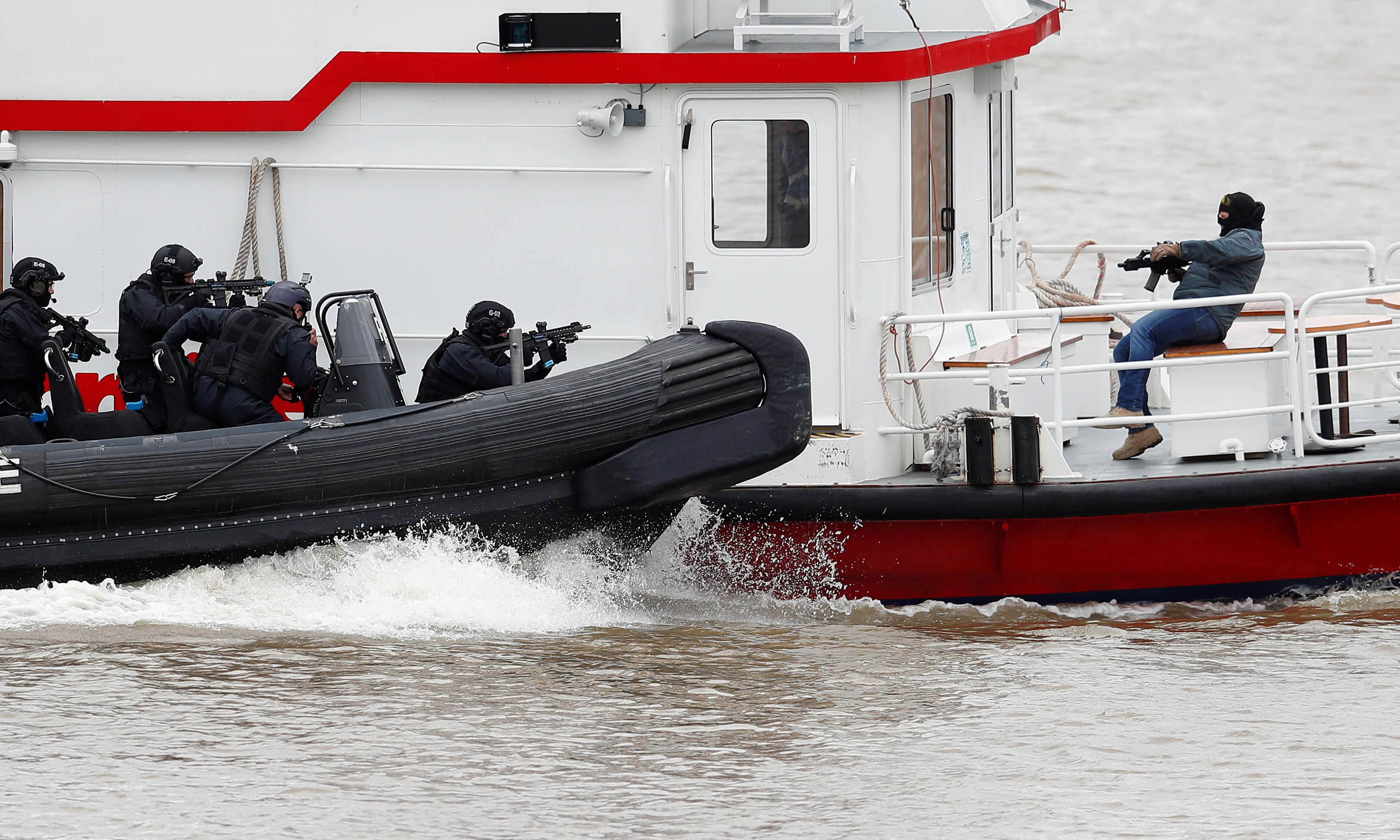 Los agentes armados de la Policía Metropolitana de Londres participan en un ejercicio de entrenamiento para rescatar a rehenes en un crucero en el río Támesis, en Londres. (Reuters)