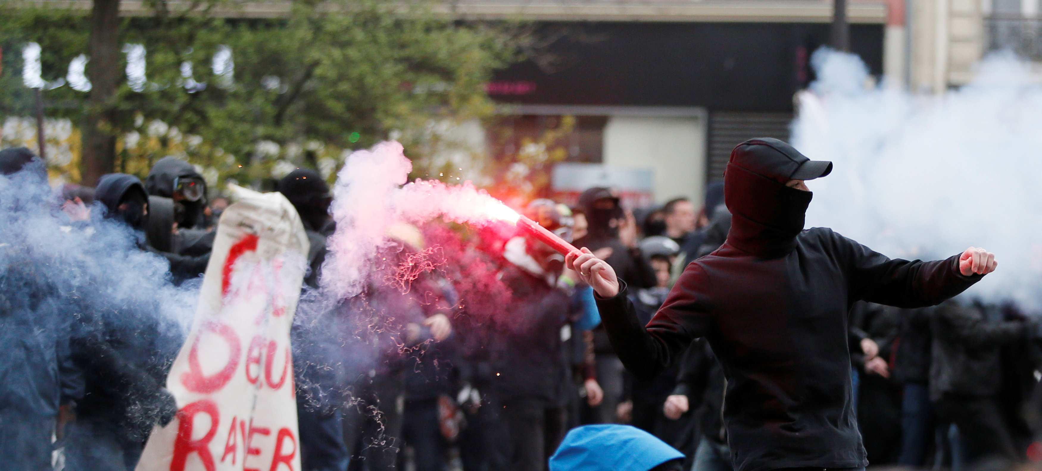 Un hombre lanza una bengala durante un enfrentamientos en una manifestación contra la brutalidad policial en París, Francia. (REUTERS)