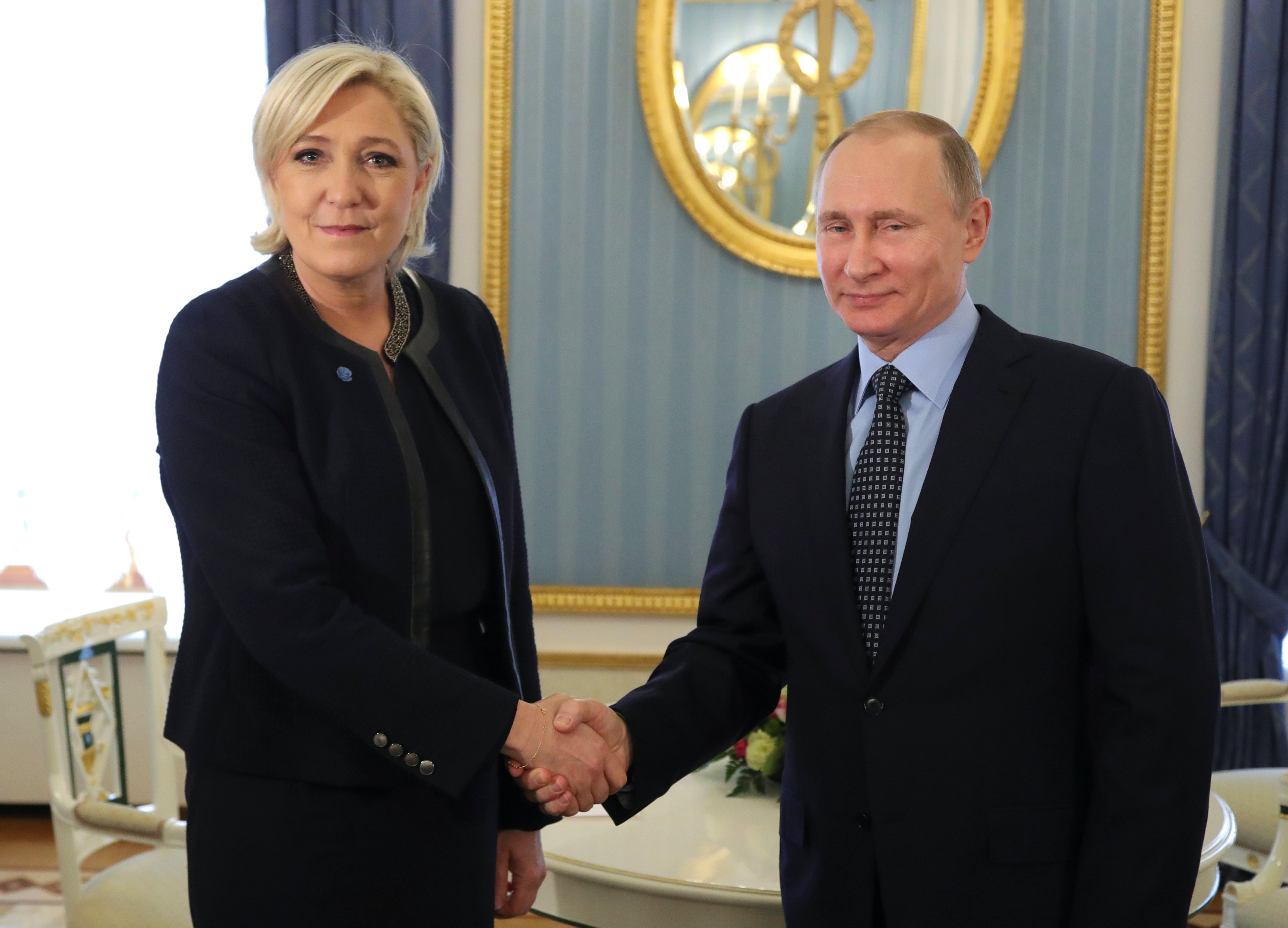 El presidente ruso, Vladimir Putin, estrecha su mano con Marine Le Pen, líder del partido político del Frente Nacional francés (FN) y candidata a las elecciones presidenciales francesas de 2017. (Reuters)