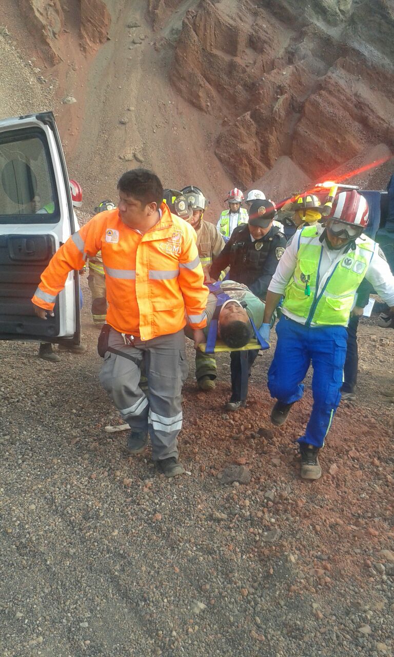Rescatan a familia que cayó en una mina de arena en la delegación Tláhuac