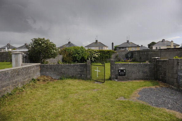 Patio de un convento donde fueron encontrados los cuerpos de varios niños en una fosa común en Tuam, Co. Galway, Irlanda. (Getty Images)