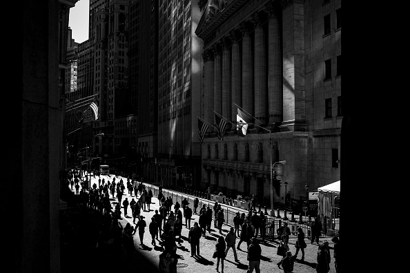 Gente caminando en la zona de Wall Street en Nueva York. (Getty Images, archivo)