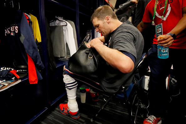 Tom Brady, jugador de los New England Patriots, en el momento donde se da cuenta que el jersey con el que ganó el Super Bowl 51 no está. (Getty Images, archivo)
