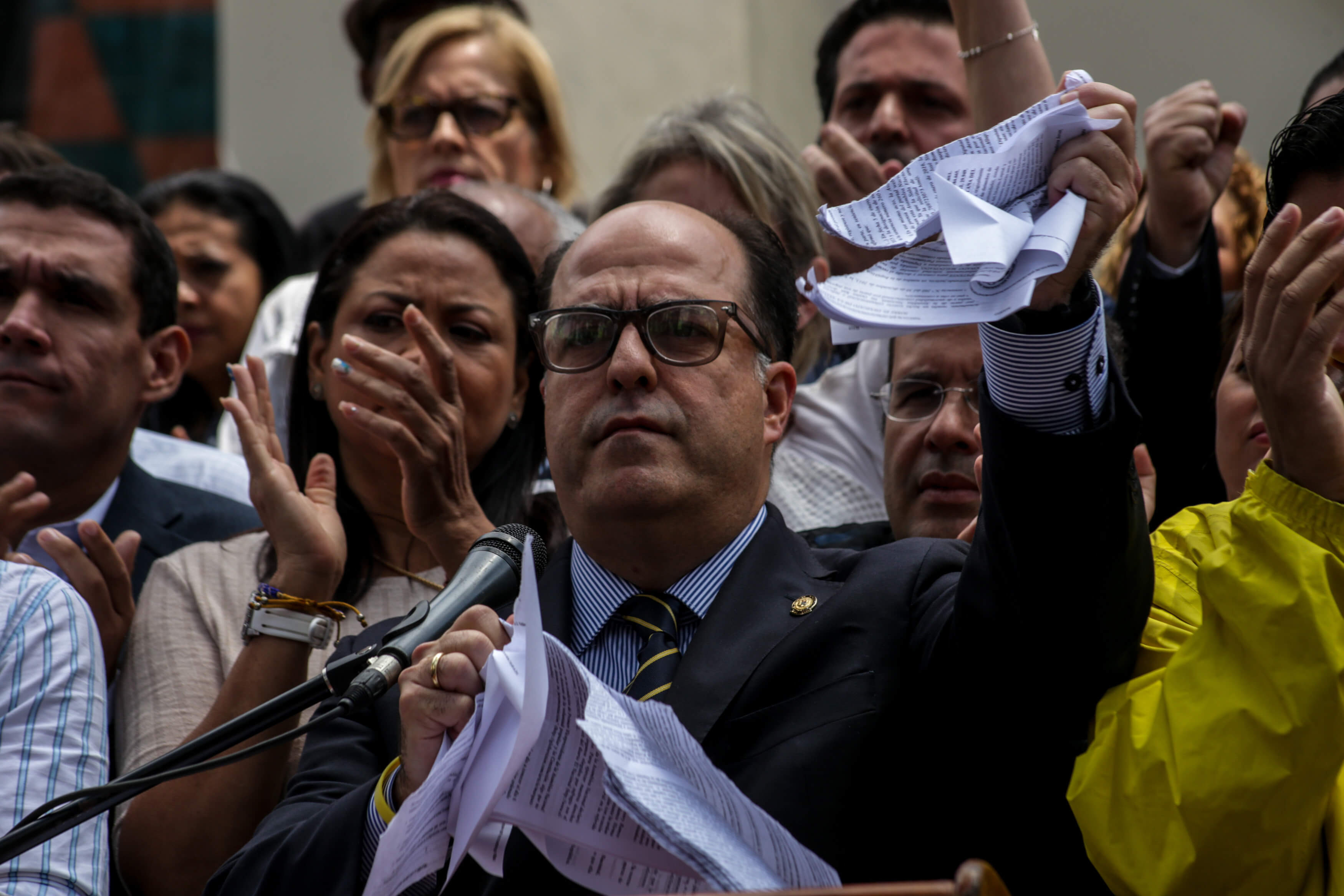 El presidente de la Asamblea Nacional de Venezuela (AN), el opositor Julio Borges, rompe en pedazos la sentencia del Tribunal Supremo, que calificó de "basura" durante una rueda de prensa, desde el Palacio Legislativo. (EFE)