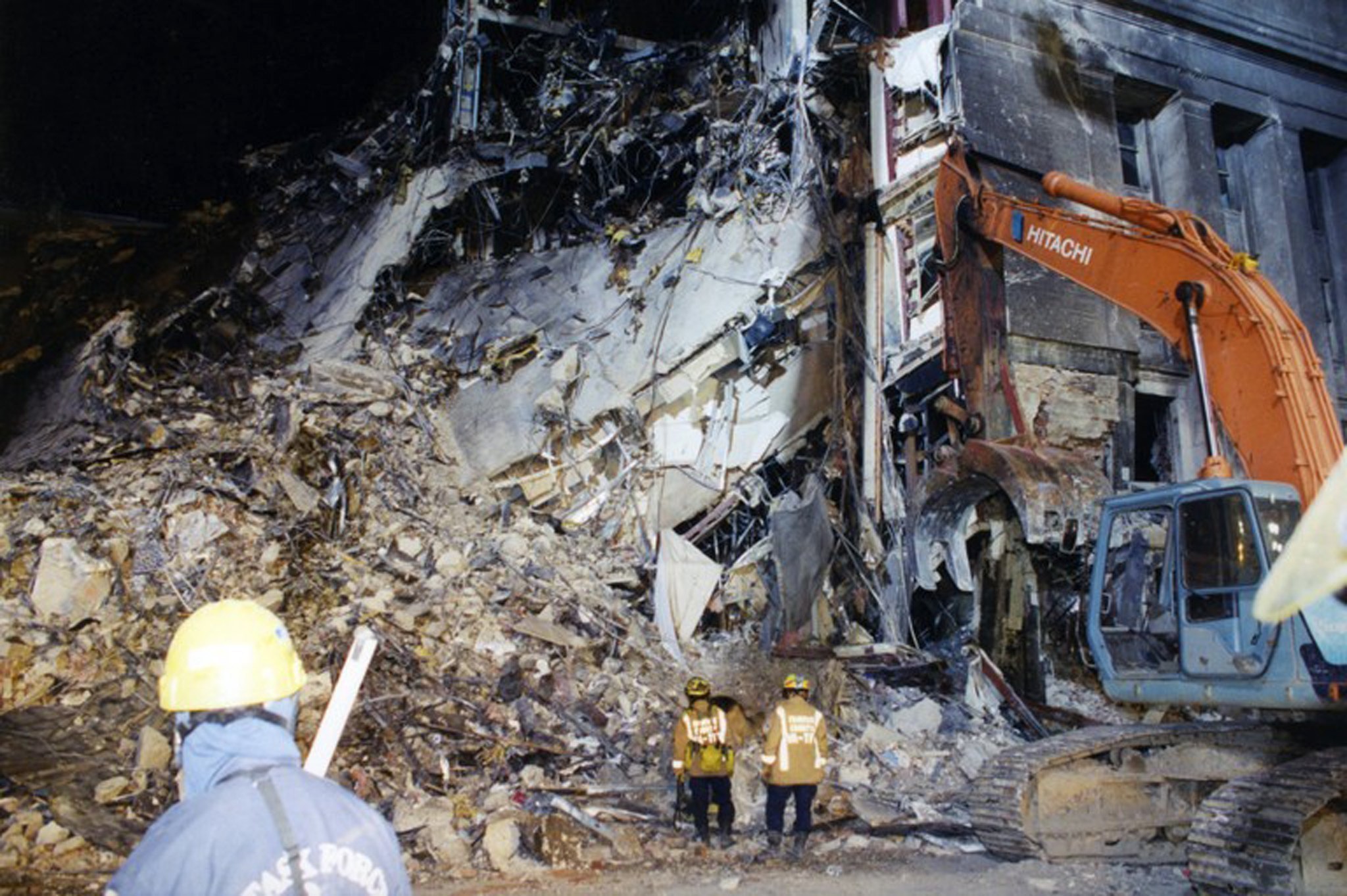 Una máquina retira los escombros en el lugar exacto donde impactó el vuelo 77 de American Airlines. (EFE)