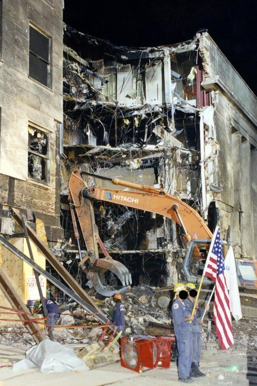 El FBI distribuyo una veintena de nuevas imágenes de la tragedia en el Pentágono. (EFE)