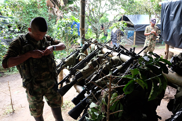 Un miembro del Sexto Frente de las FARC pone su arma en un bastión en un campo de desmovilización en los últimos días antes de ser devueltos al gobierno en Miranda, Colombia. (Getty Images/archivo)