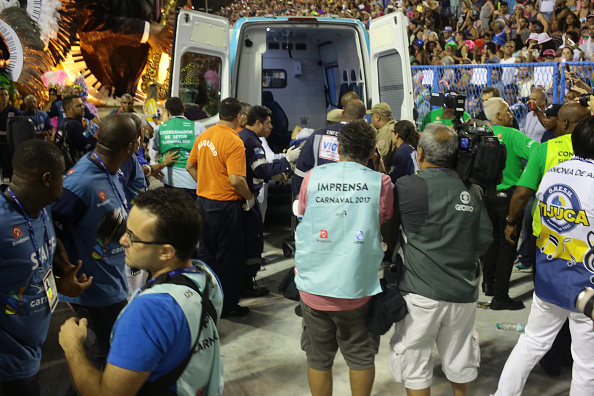 Un intérprete de la escuela de samba Unidos da Tijuca es llevado a una ambulancia después de que una de las carrozas se desplomó durante las celebraciones del Carnaval en el Sambódromo de Río de Janeiro, Brasil. (AP/archivo)