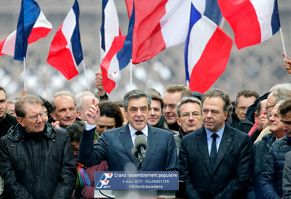 Francois Fillon, candidato presidencial francés, pronuncia un discurso durante un mitin. (Getty Images)