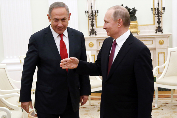 El presidente ruso Vladimir Putin saluda al primer ministro israelí Benjamin Netanyahu durante sus conversaciones en el Kremlin. (Getty Images)